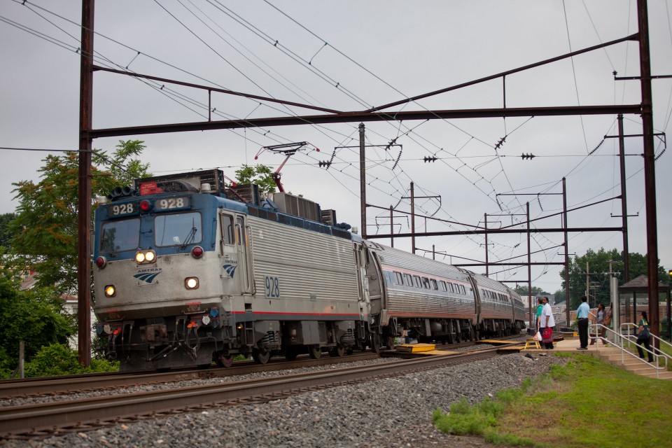Amtrak 928 AEM7 leads Keystone Service train 660 east to Philadelphia