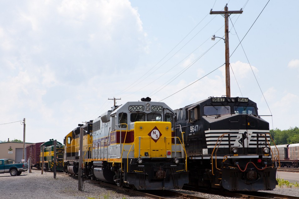 NS 633 power (NS 9647 C40-9W) tied down at Newberry along with NSHR 2004 GP38-2