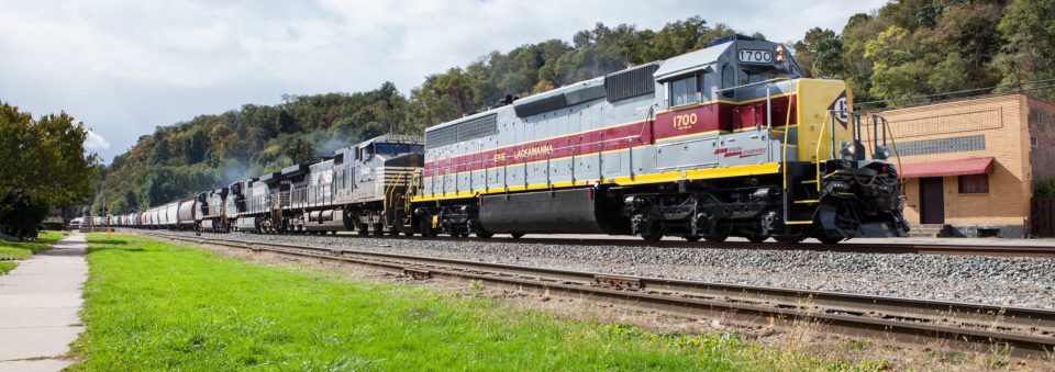 NS 1700 "Erie-Lackawanna" SD45-2 heritage unit leads NS 10N (Conway-Allentown, PA) with a monster 12,000-ton train.